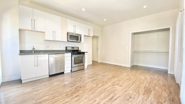 Building Photo - 3192 W 7th St