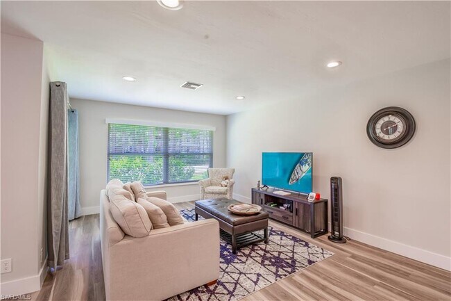 Foto del edificio - 345 Carnaby Ct