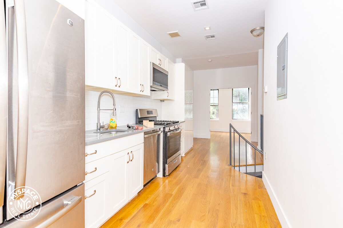 Primary Photo - 253 Stanhope St