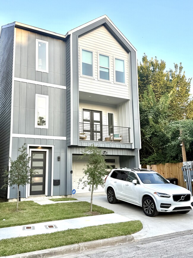 Building Photo - 2807 Brailsfort St