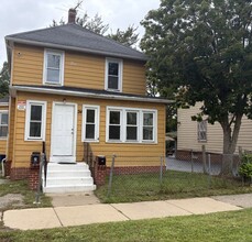 Building Photo - 702 Helmholz Ave