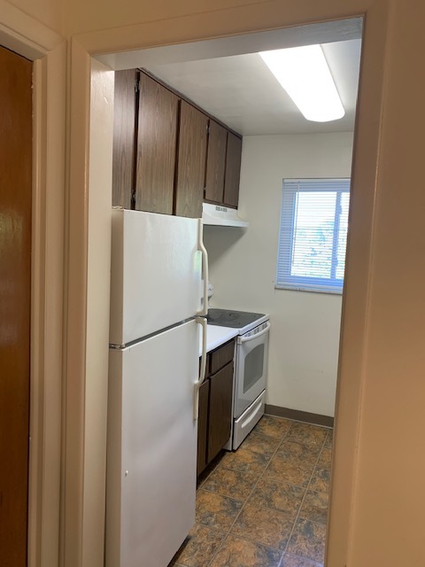 Bright Spacious Kitchen - 938 Ludlow Ave