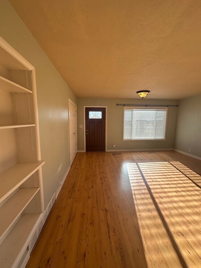 Building Photo - Beautiful 3 bed 1 bath home located in Men...