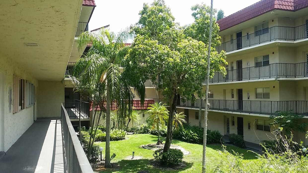 3330 Spanish Moss Terrace, Lauderhill, FL 33319 Condo for Rent in