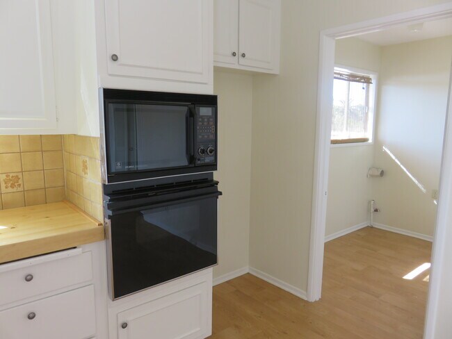 Building Photo - 1136 Larkspur Ln