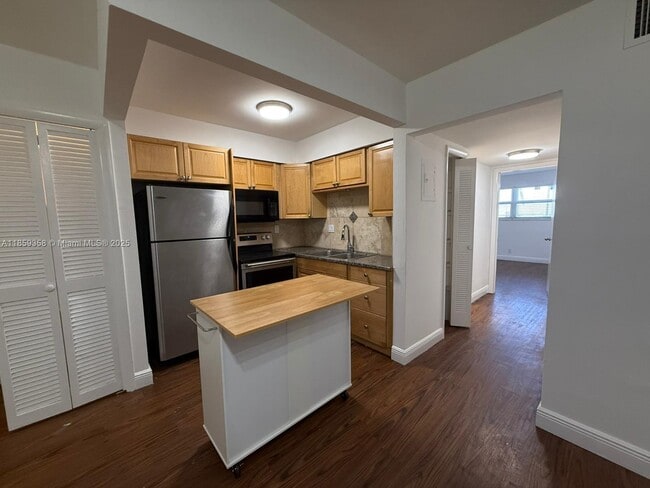 Building Photo - 4050 NE 12th Terrace