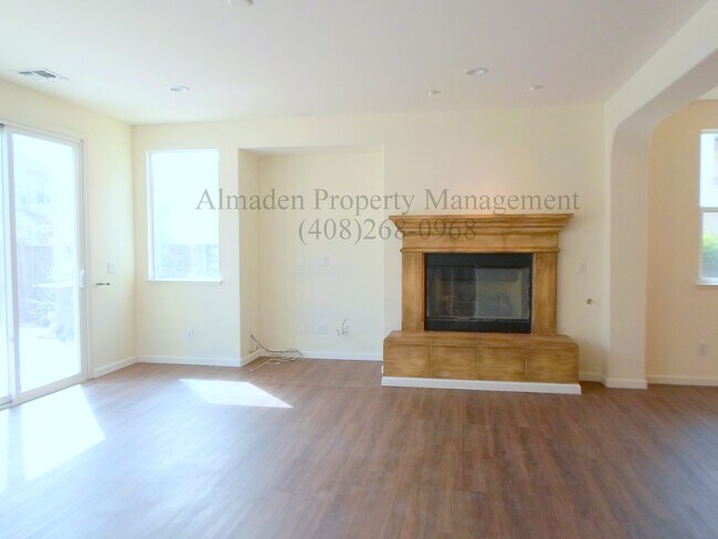 Building Photo - Newer Spacious Home Minutes from Downtown ...