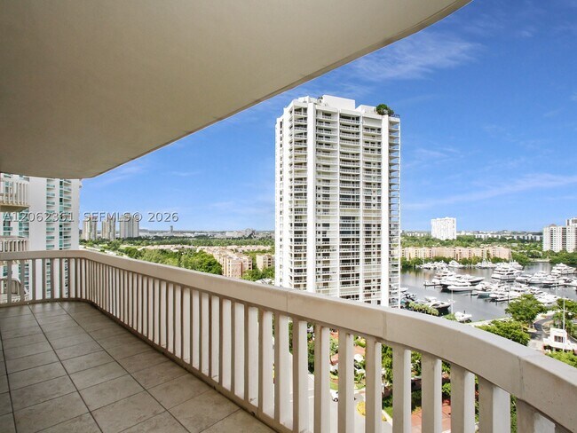 Foto del edificio - 19355 Turnberry Way