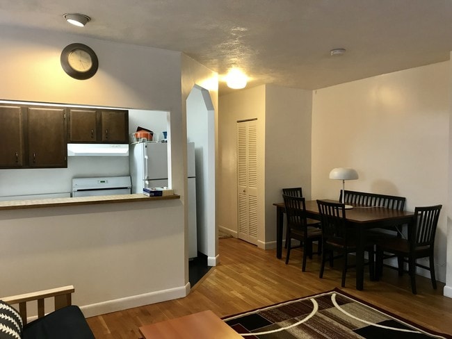 Building Photo - 8 Follen St