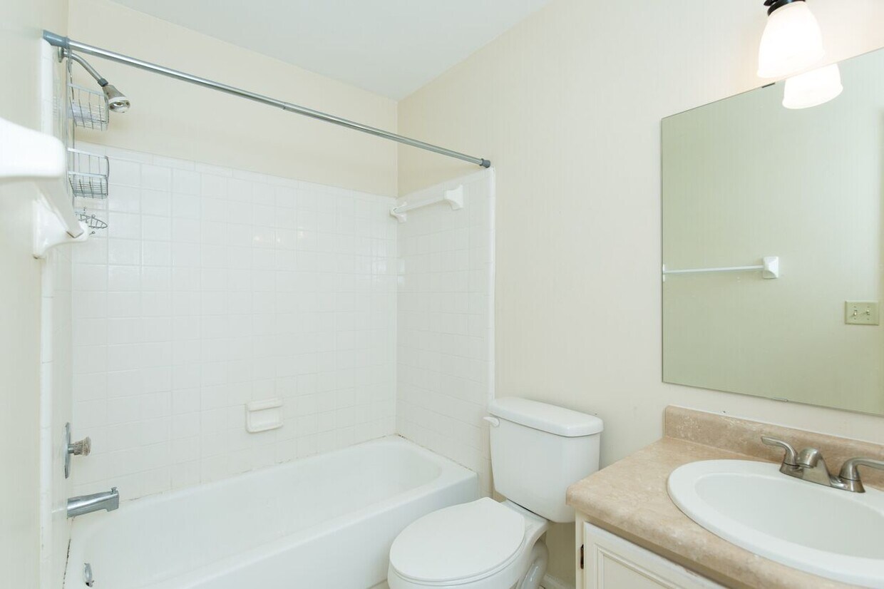 Foto principal - 105 Whetherbine Way W