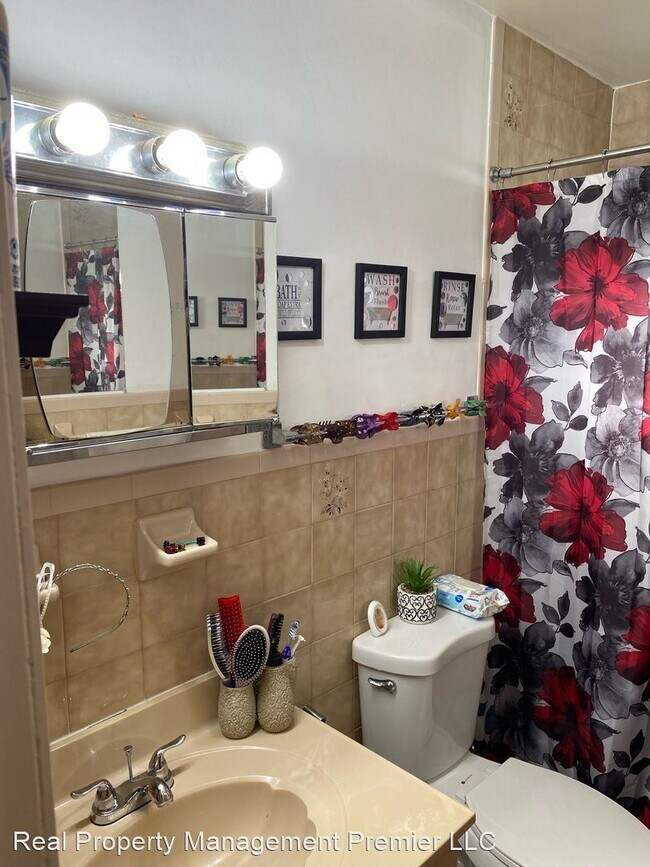 Building Photo - 3 br, 2.5 bath House - 326 E 12th St Unit 1