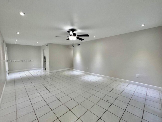 Foto del edificio - 9404 SW 77th Ave