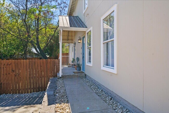 Foto del edificio - 3107 E 13th St