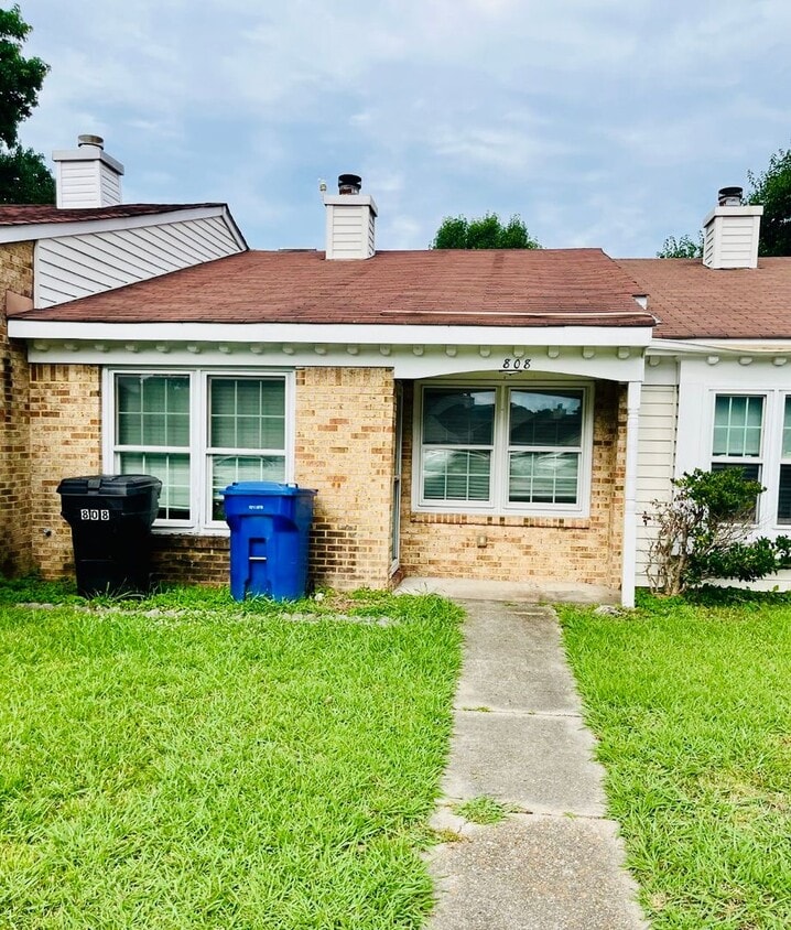 Primary Photo - Cute 2 Bedroom 1 Bath Single Family Home l...