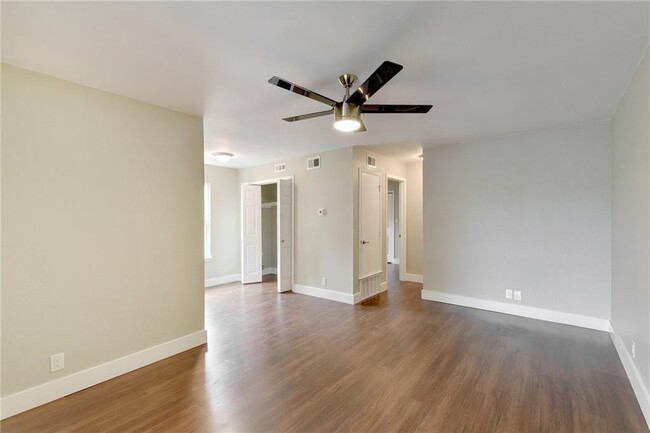 Foto del edificio - 7504 Carver Ave