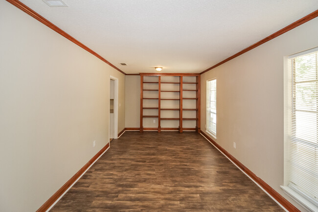 Foto del edificio - 7015 Russwood Ln E