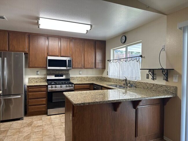 Foto del edificio - Imagine coming home to this hidden rare spacious find right off of a cul-de-sac