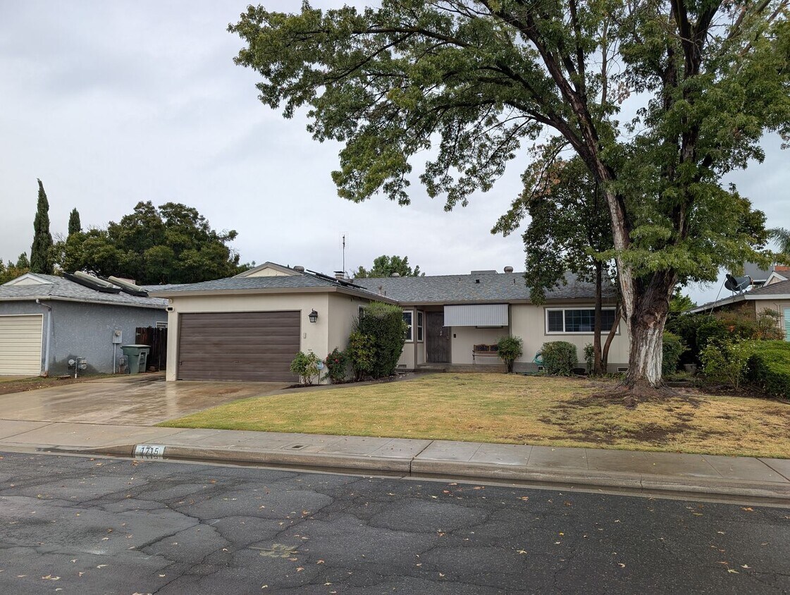 Foto principal - Nice 3 bedroom 2 bathroom Clovis home with...