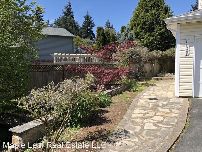 Building Photo - 4 br, 2.5 bath House - 11529 12th Ave NE #C