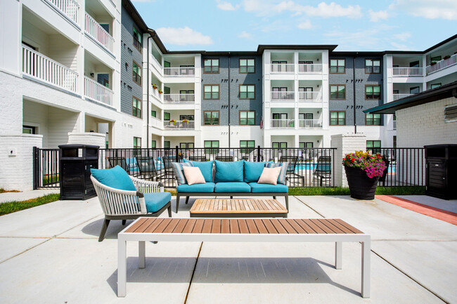 Outdoor Lounge - Bexley Donelson