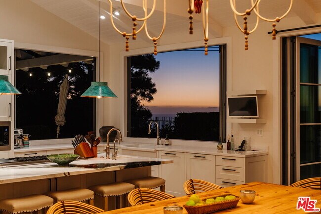 Foto del edificio - 5770 Busch Dr