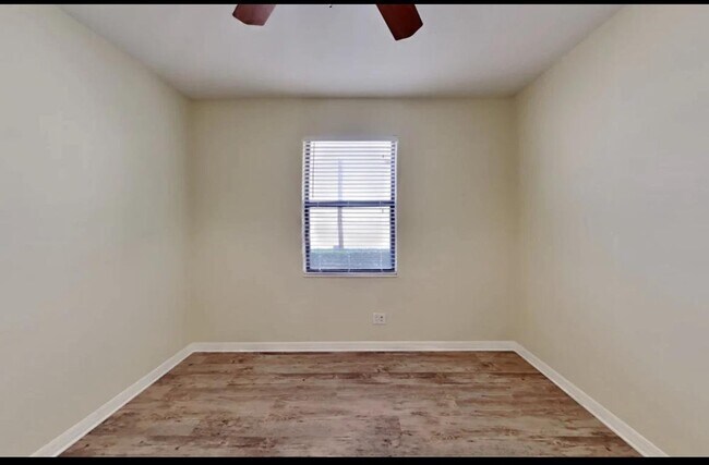 Foto del edificio - 20350 Chestnut Grove Dr