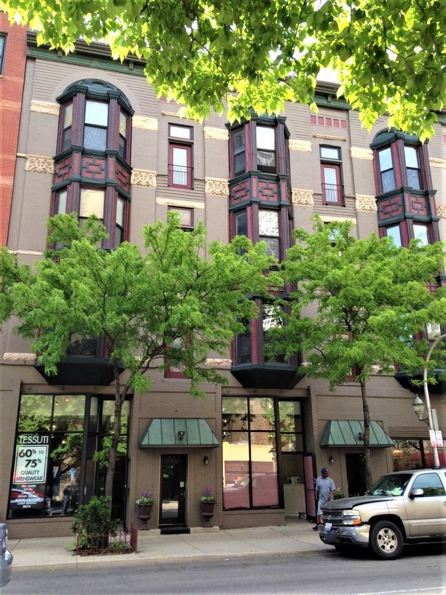 Building Exterior - 1006 N Clark St