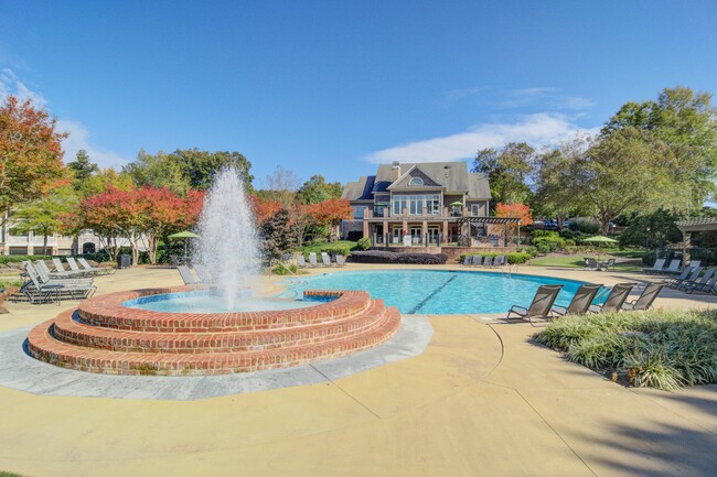 Vista junto a la piscina - The Residences on McGinnis Ferry Apartments