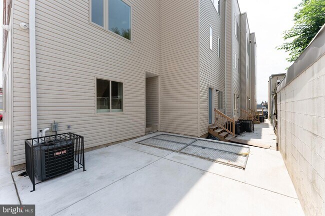 Building Photo - 2210 E Pacific St