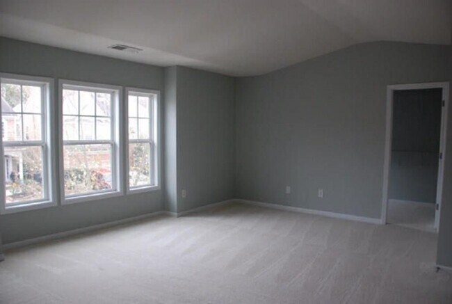 Building Photo - 5720 Weddington Dr