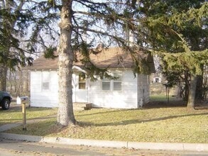 Building Photo - 1613 Maple St