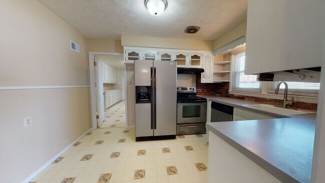 Building Photo - 3 Bedroom, 2 Bathroom House with Attached Double Garage