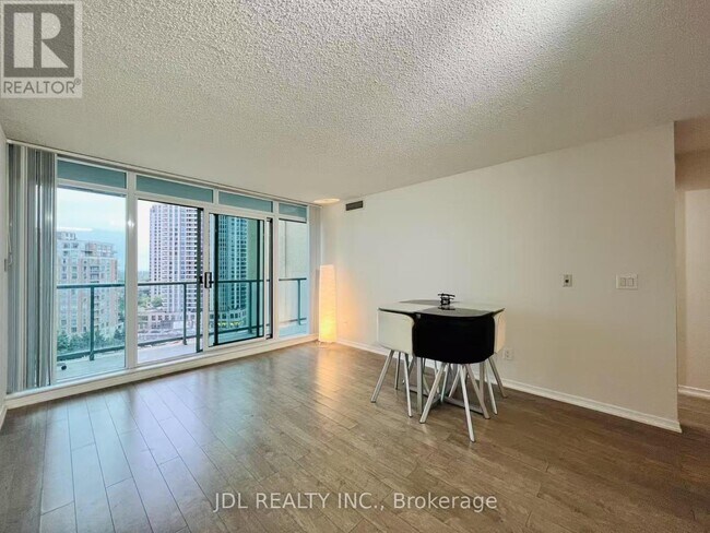 Photo du bâtiment - 5500-5500 Yonge St