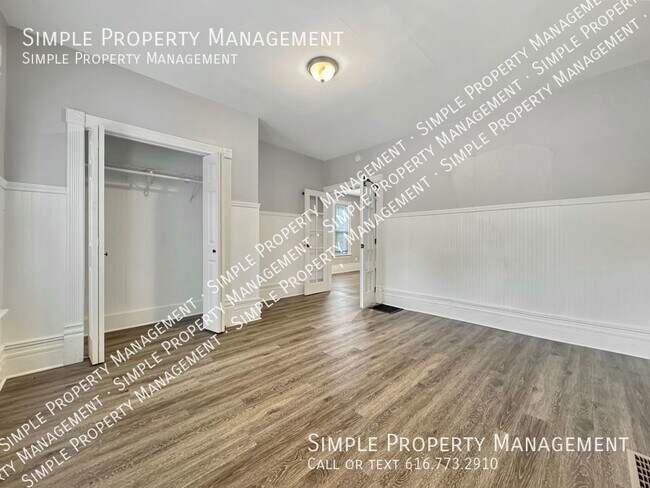Building Photo - Spacious 3 bedroom 1 bathroom duplex!