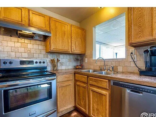 Building Photo - 4 Bedroom 2 bath split level home - Available in June!