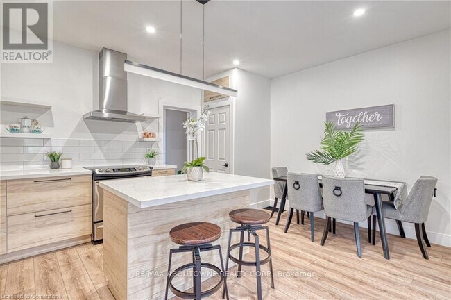 Building Photo - 43 Crooks St