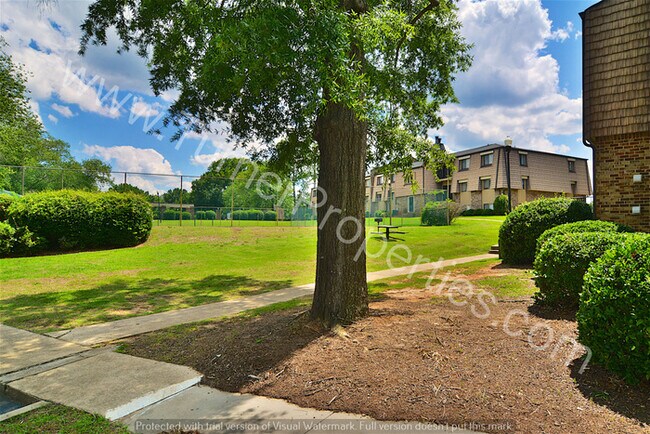 Foto del edificio - Neat 1 BR Condo w/ Balcony in NW Columbia