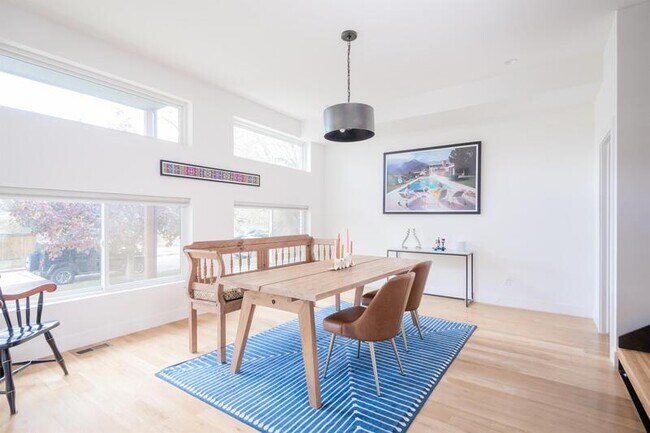 Building Photo - 1815 W 40th Ave