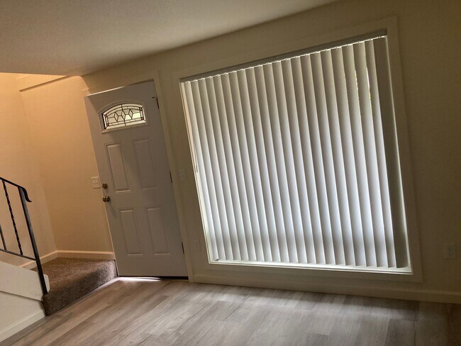 Building Photo - 1527 Santiam Hwy SE