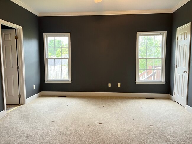 Building Photo - 2 Larchmont Ln