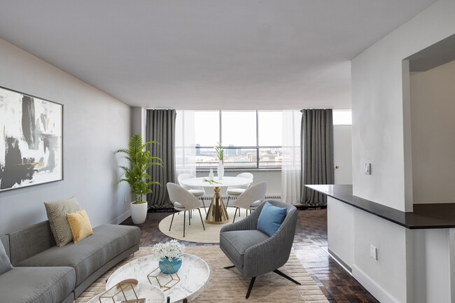 Building Photo - 2837 Yonge St