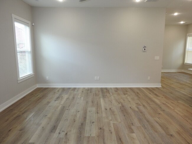 Building Photo - Newer 4  Bedroom 4.5 Bathroom Home Now Pre...