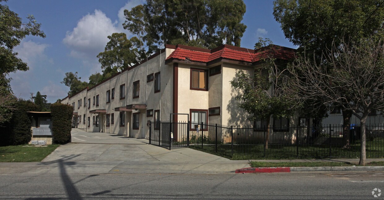 Building Photo - 2435 W Avenue 33