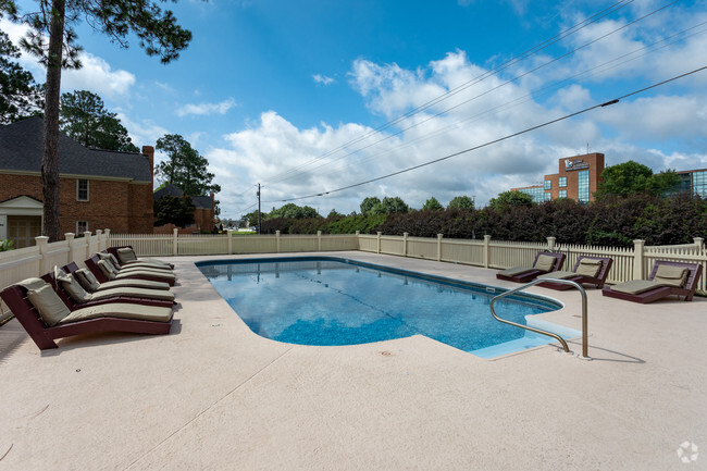 Piscina - Greenbriar and Hawthorne Apartments