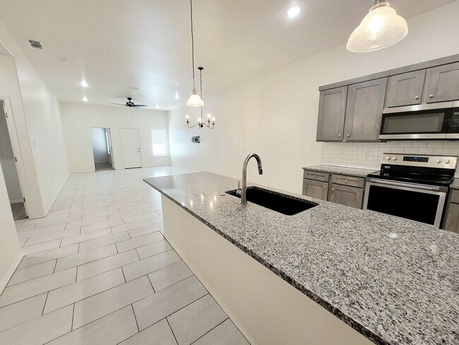 Foto del edificio - Stunning 3 Bedroom Townhome in Frenship School District