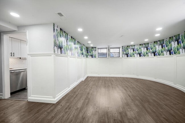 Foto del edificio - Dual-Entry Designer 2BR | In-Unit W/D | Pet Friendly & Parkside! Available now!