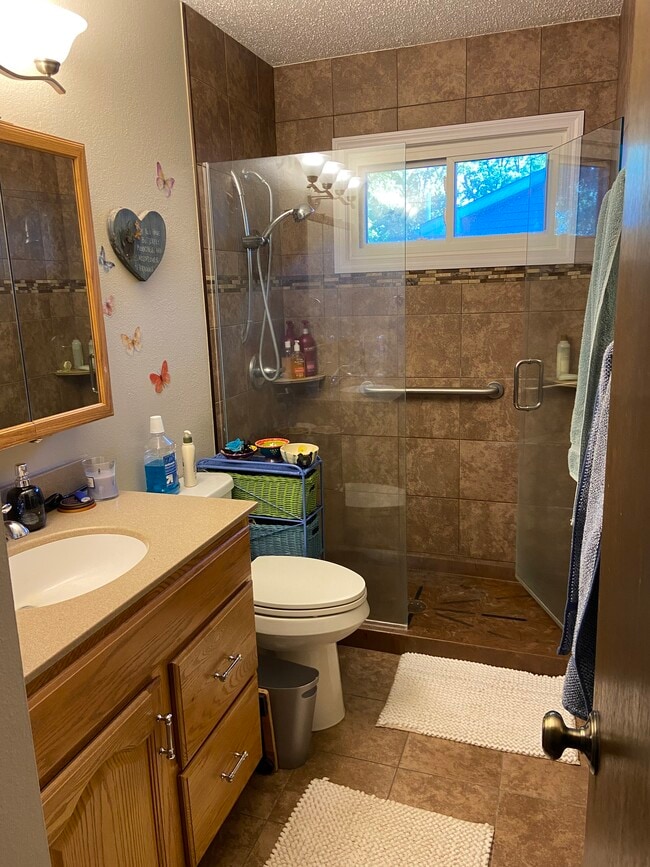 Baño de arriba - 151 5th Ave SE