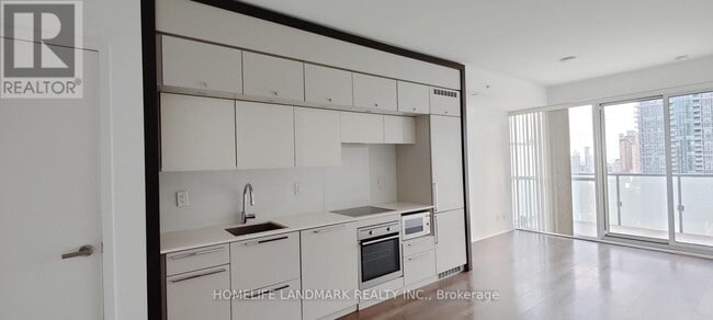 Building Photo - 15 Grenville St