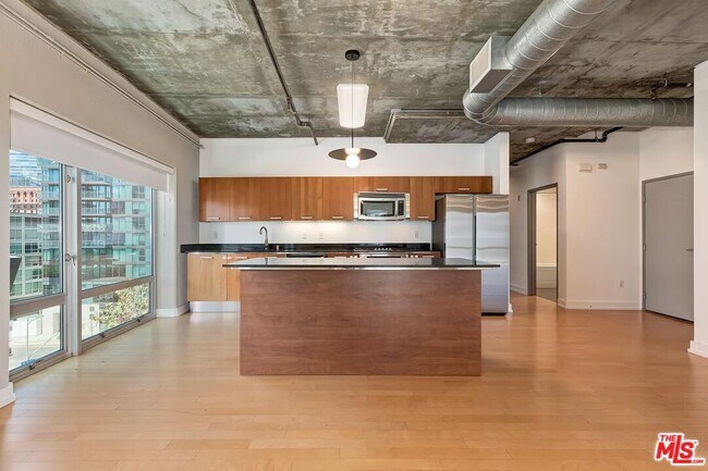 Foto del edificio - 645 W 9th St