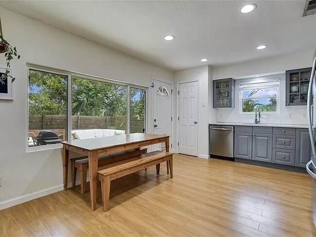 Foto del edificio - 6406 Auburn Dr